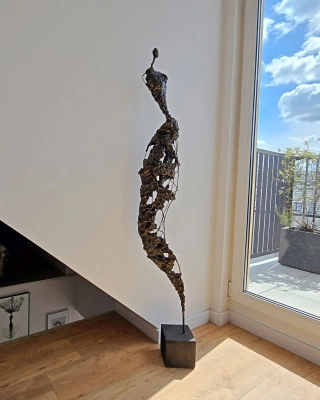 rzezba-nowoczesna-duza-rzezba-do-domu-salonu-wysoka