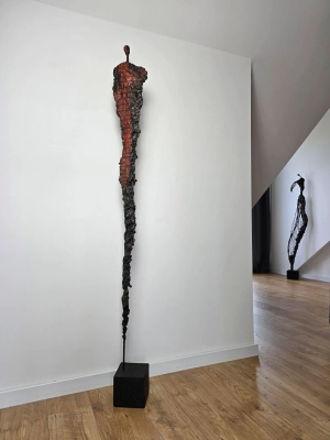 rzezba-nowoczesna-duza-rzezba-do-domu-salonu-postac-strateg