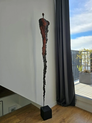 rzezba-nowoczesna-duza-rzezba-do-domu-salonu-postac-strateg