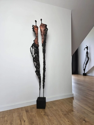 rzezba-wspolczesna-postacie-duza-rzezba-TERRA-abstrakcyjna