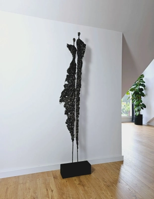 wysoka-rzezba-z-metalu-bogata-w-detale-oryginalna-do-domu