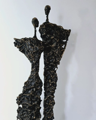 wysoka-rzezba-z-metalu-bogata-w-detale-oryginalna-do-domu