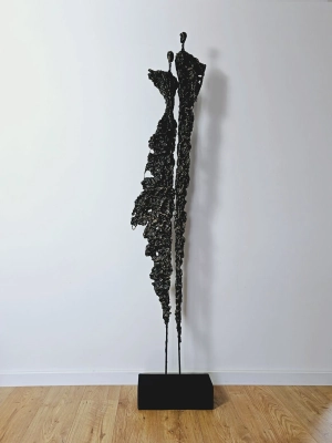 wysoka-rzezba-z-metalu-bogata-w-detale-oryginalna-do-domu