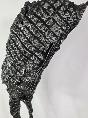 Mloda-sztuka-duza-rzezba-pancernik-wspolczesna-rzezba