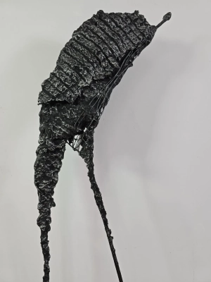 Mloda-sztuka-duza-rzezba-pancernik-wspolczesna-rzezba