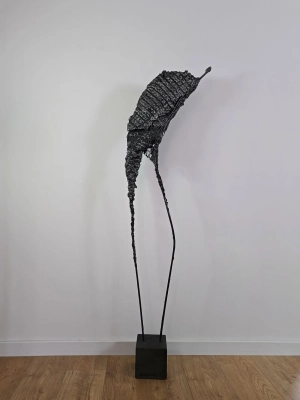 Mloda-sztuka-duza-rzezba-pancernik-wspolczesna-rzezba