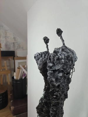 wysoka-rzezba-nowoczesna-stal-glina-postacie-unikatowa