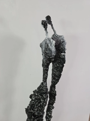 wysoka-rzezba-nowoczesna-stal-glina-postacie-unikatowa