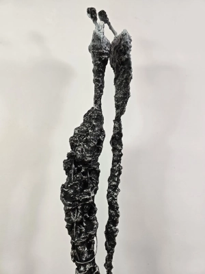 wysoka-rzezba-nowoczesna-stal-glina-postacie-unikatowa