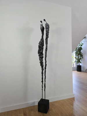 wysoka-rzezba-nowoczesna-stal-glina-postacie-unikatowa