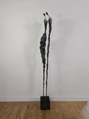 wysoka-rzezba-nowoczesna-stal-glina-postacie-unikatowa