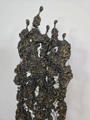 mloda-sztuka-rzezba-z-metalu-postacie-abstrakcyjna-surrealizm