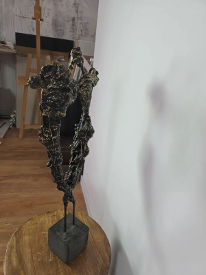 Aukcja-rzezby-mloda-sztuka-abstrakcyjna-rzezba-z-metalu