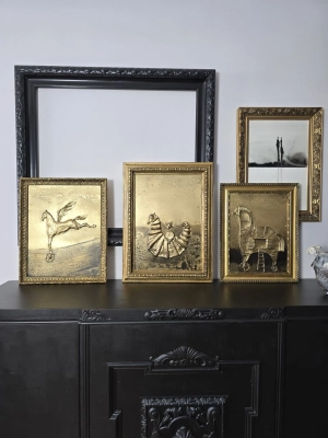 pegasus-plaskorzezba-obraz-w-zlotej-ramie-do-gabinetu-salonu