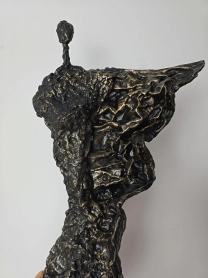 ulotnosc-rzezba-postac-kobiety-nowoczesna-rzezba-wysoka