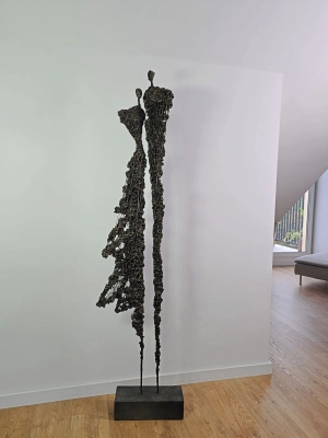 rzezba-z-metalu-gliny-artystyczne-polaczenie-formy-i-materialu-do-salonu