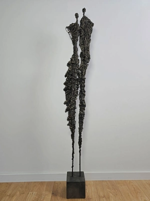 rzezba-mloda-sztuka-lekkosc-formy-metal-glina