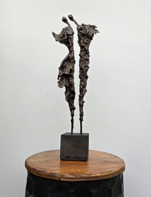 nietypowe-ozdoby-do-salonu-zachwycajaca-rzezba-z-metalu-anioły