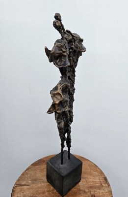 nietypowe-ozdoby-do-salonu-zachwycajaca-rzezba-z-metalu-anioły