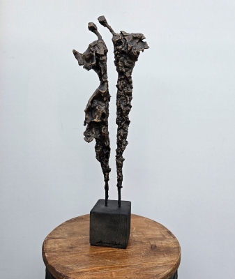 nietypowe-ozdoby-do-salonu-zachwycajaca-rzezba-z-metalu-anioły