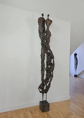 bliskosc-duza-rzezba-wysoka-2m-kolor-rdzawy-braz-miedz