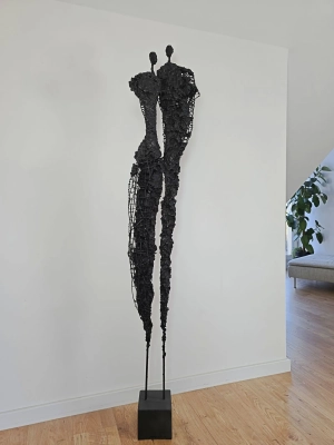 czarne-wysokie-rzezby-do-domu-postacie-galeria-autorska