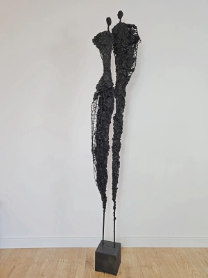 czarne-wysokie-rzezby-do-domu-postacie-galeria-autorska