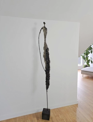 opiekunka-wysoka-smukla-rzezba-abstrakcyjna-z-metalu-2-metry