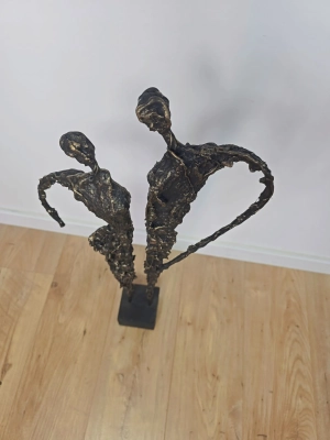 oryginalna-rzezba-z-gliny-metalu-na-preznt-uskrzydleni