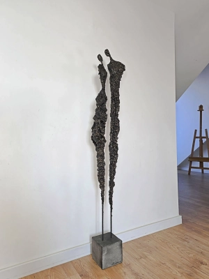 rzezby-do-salonu-z-pracowni-siwek-nowoczesne-z-metalu-gliny