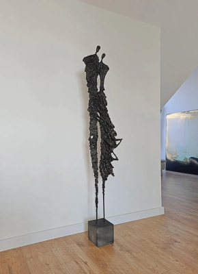 Rzeźby do salonu z Pracowni Siwek - nowoczesne, wysokie