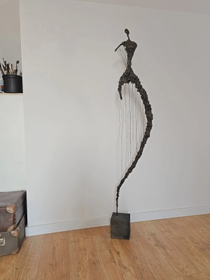 rzezba-z-metalu-kobieta-duze-formy-przestrzenne-do-wnetrz