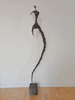 rzezba-z-metalu-kobieta-duze-formy-przestrzenne-do-domu