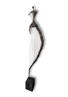 rzezba-z-metalu-kobieta-duze-formy-przestrzenne-nowoczesne