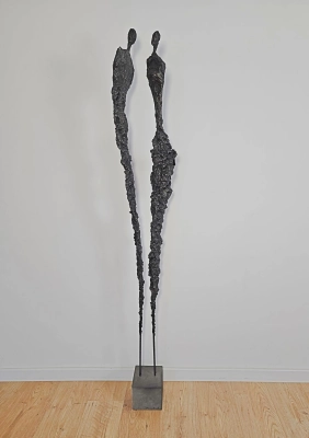 rzeźba-zdjęcie-na-tle-sciany