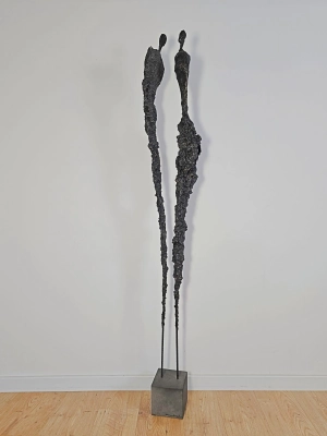 rzezba-wysoka-do-domu-salonu-wykonana-recznie