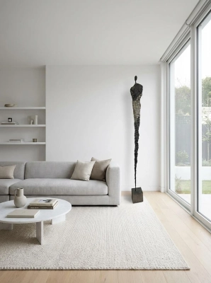 rzeźba strateg w nowoczesnym-salonie