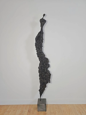 rzezba-do-salonu-z-pracowni-siwek-postac-kobiety-abstrakcja-zdjęcie-na-tle-sciany