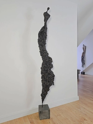 rzezba-do-salonu-z-pracowni-siwek-postac-kobiety-abstrakcja-zdjecie-w-salonie