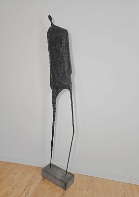 zdjęcie-we-wnętrzu-duza-rzezba-guardian