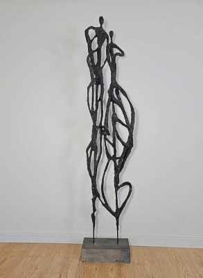 rzezba-abstrakcyjna-auzrowa-przestrzenna-nowoczesna-zdjęcie-na-tle-sciany