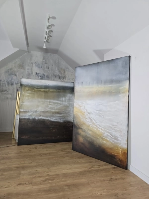 Obrazy-w-pracowni-nowoczesne-duze-abstrakcje-ciepłe-brązy