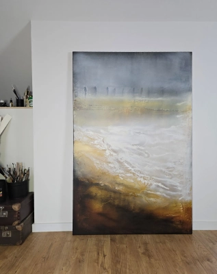 zdjęcie-obrazu-biała-sciana-salonu-bardzo-duzy-obraz-abstrakcyjny-sea-malowany-ciepłe-brązy