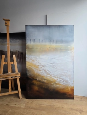 Zdjęcie-obrazu-w-pracowni-bardzo-duzy-obraz-abstrakcyjny-sea-malowany-ciepłe-brązy