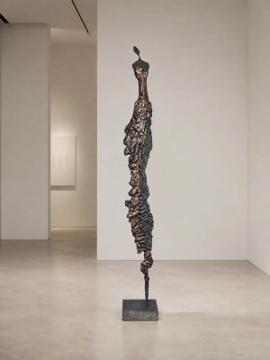 sztuka we wnętrzu - duża rzeźba -obecnosc-200-cm-nowoczesna-kobieta-abstrakcyjna