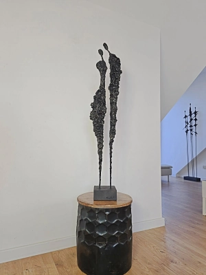 Sploty no.265 — czarna rzeźba 106 cm Krystyna Siwek z metalicznymi przetarciami