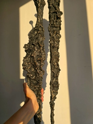 Detal rzeźby Sploty no.265 — czarna faktura z subtelnymi metalicznymi refleksami