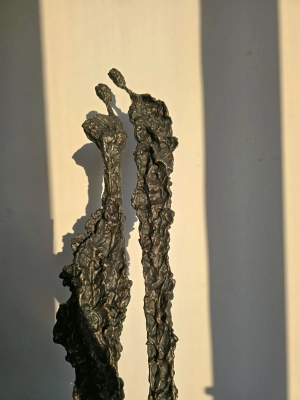 Detal rzeźby Sploty no.265 — czarna faktura z subtelnymi metalicznymi refleksami