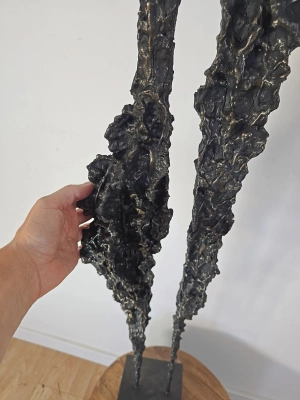 Detal rzeźby Sploty no.265 — czarna faktura z subtelnymi metalicznymi refleksami