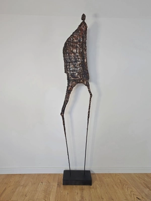 spizowy-straznik-czasu-rzezba-190-cm-krystyna-siwek